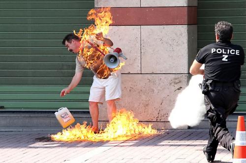 Грек-должник пытался сжечь себя перед отделением банка