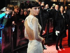 Топ-10 лучших звездных платьев, обнажающих спину