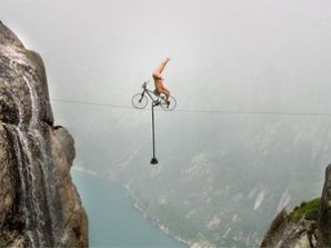 Акробат проехал на велосипеде по канату на километровой высоте
