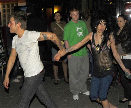 Как триумфатор "Гремми" Эми Уайнхаус чудила под кайфом