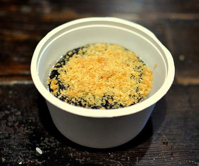 Для этого на бисквит выливают смесь из сгущенного молока, приправленного корицей и жгучим кайенским перцем, а также добавляют пудинг из тапиоки и грильяж из пряного арахиса.