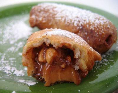 Жаренные во фритюре конфеты, Шотландия  Идея жарить конфеты зародилась в Шотландии, когда кто-то решил поджарить батончик Mars. С тех пор конфеты во фритюре стали популярной закуской в ресторанах фаст-фуда, и их часто подают с картошкой фри.