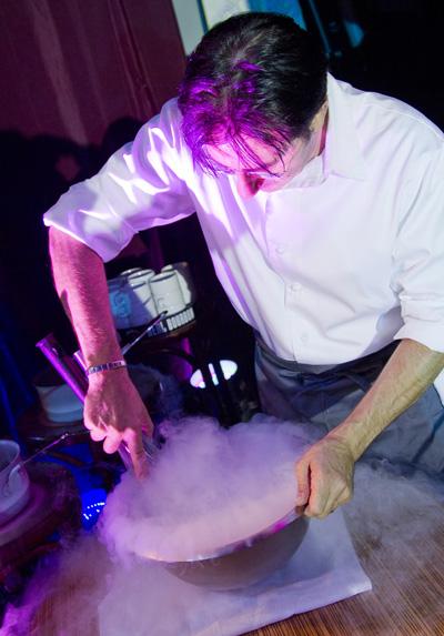 Мороженое в жидком азоте, Манила, Филиппины  Еда для космонавтов уже давно готовится с помощью сверхбыстрого замораживания, но не все рестораны отваживаются применять технологию молекулярной гастрономии в обычной жизни.