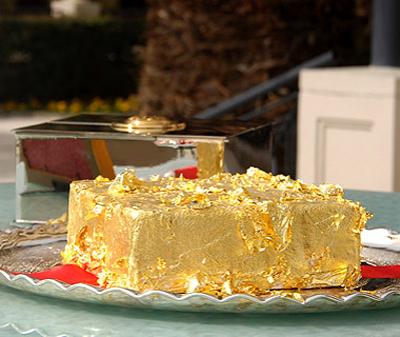 Затем в блюдо добавляют редкую ваниль Французской Полинезии, присыпают карамелизованными черными трюфелями и покрывают торт съедобными 24-каратными золотыми хлопьями. Сам торт подают в серебряной коробке с золотой печатью.