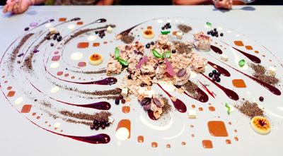 Завершает действо разбивание больших шоколадных шаров размером с боулинговые, которые заполнены сахарной ватой, сушеными сладкими булочками, мороженым и другими сюрпризами.