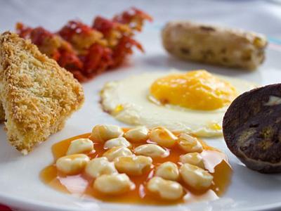 Десерт «Английский завтрак», Дублин, Ирландия  У популярного местного повара Вики Макдональд (Vicky McDonald) можно заказать необычный десерт, который выглядит, как настоящий английский завтрак с яичницей, колбасой, тушенной фасолью и беконом.