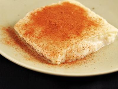 Десерт из куриной грудки, Турция  Традиционный турецкий десерт под названием «Tavuk Göğsü» готовится из куриной грудки: тщательно измельченное мясо подслащивают смесью риса, молока, сахара, муки и масла, а затем щедро посыпают корицей и миндалем.