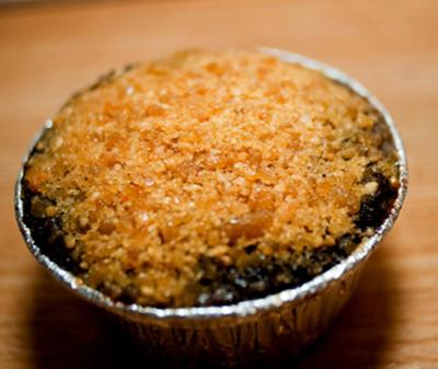 Молочный дьявольский торт, Лос-Анджелес, США  Торт «Три молока» - это классический десерт, который очень популярен в Латинской Америке. Однако в ресторане Chego этому блюду решили придать немного остроты.