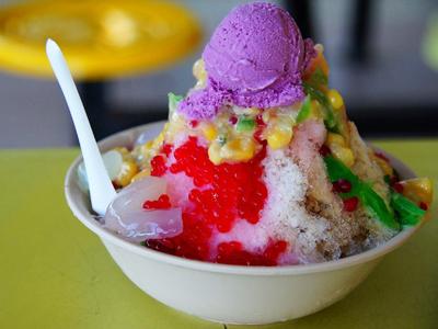 Десерт «Ais Kacang», Малайзия и Сингапур  В Малайзии и Сингапуре довольно популярен десерт, который представляет собой смесь из ледяной стружки, красной фасоли, кукурузы, зеленого желе и сгущенного молока, что придает блюду весьма красочный вид.