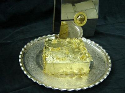 Султанский золотой торт, Стамбул, Турция  Пятизвездочный отель Чираган-Палас предлагает своим посетителям эксклюзивный десерт, на приготовление которого уходит 72 часа: предварительно яство из инжира, абрикосов, айвы и груши маринуют в ямайском роме в течение двух дней.