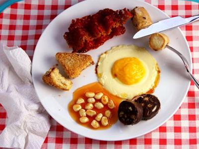 На самом деле, все ингредиенты сладкие. Колбаса сделана из бисквитного пирожного с арахисовым маслом, фасоль - из печенья и белого шоколада, плавающего в апельсиново-клубничном пюре, а яичница - это ни что иное, как паннакота с лимонной помадкой.