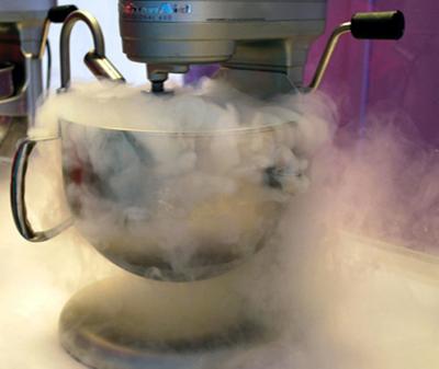 Но один из популярнейших ресторанов в Маниле - не из их числа: здесь готовят мороженое «Nitro». При этом берут свежие сливки и быстро замораживают их перед посетителями с помощью жидкого азота. Вкусы мороженого также разнообразны: лаванда, роза, османтус и даже «бекон с яйцами».