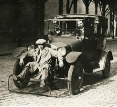 Автомобиль с лопатой для пешеходов, предназначенный для сокращения числа жертв (Париж, 1924)