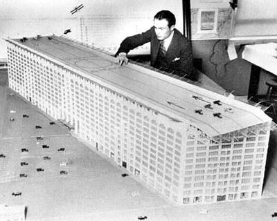 В 1920-х американцы были уверены, что в ближайшем будущем самолеты заменят автомобили. На фото - макет здания с аэропортом на крыше, длина взлетно-посадочной полосы - 300 метров.