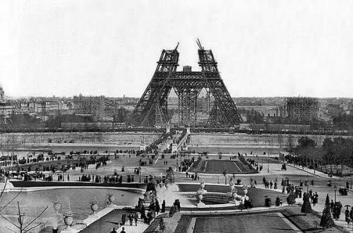 Эйфелева башня в стадии строительства, 1880-е годы.