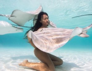 «Королева скатов» любит плавать обнаженной с морскими хищниками