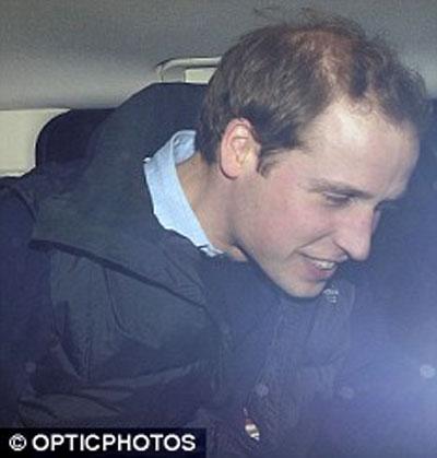 Принц покрасил ногти в розовый цвет