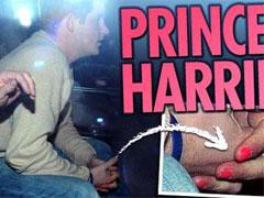 Принц покрасил ногти в розовый цвет