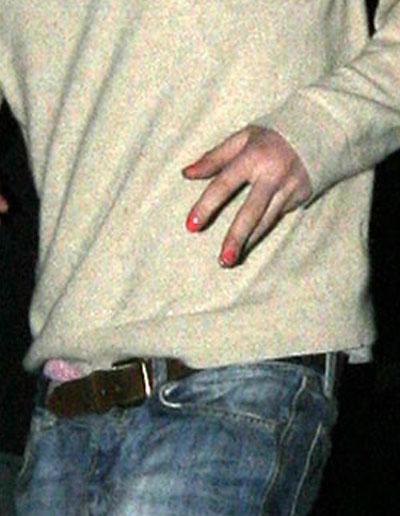 Принц покрасил ногти в розовый цвет