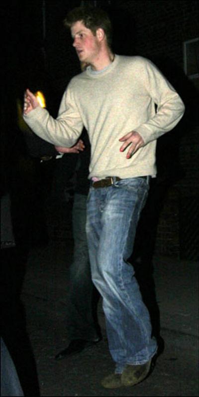 Принц покрасил ногти в розовый цвет