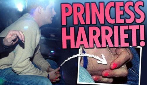 Принц покрасил ногти в розовый цвет