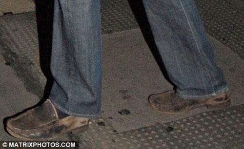 Принц покрасил ногти в розовый цвет