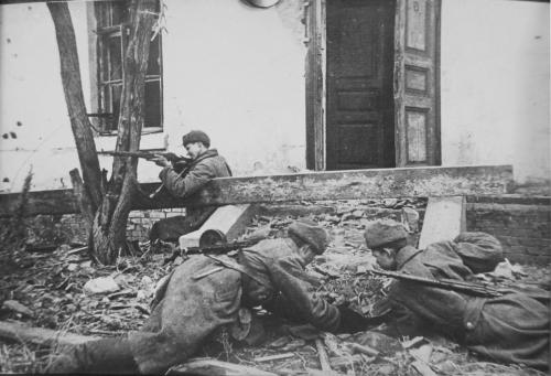 Советские саперы минируют подступы и входы в здание в ходе уличных боев в Сталинграде, ноябрь 1942