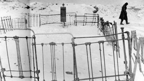 Братская могила советских солдат на берегу Волги в Сталинграде. Оградка сделана из спинок кроватей, 1943 год