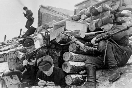Красноармейцы у землянки в Сталинграде заняты чисткой оружия, октябрь 1942