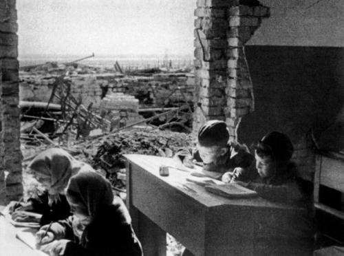 Дети за партами разрушенной школы в Сталинграде. Весна 1943 года.