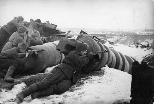 Подразделение советских автоматчиков в районе завода «Красный Октябрь», ноябрь 1942