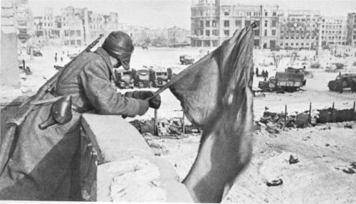 Красный флаг над площадью Павших борцов освобожденного Сталинграда.По материалам сайта "Историческая правда".