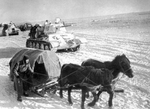 Советские войска в наступлении, на переднем плане гужевая повозка с продовольствием, позади советские танки Т-34.