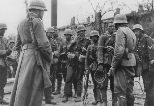 Солдаты немецкой 389-й пехотной дивизии в Сталинграде в 1942.