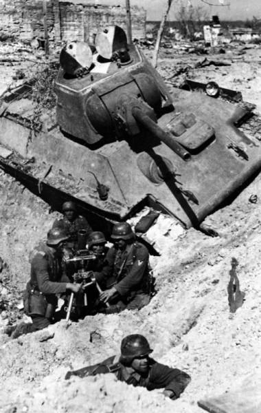 На фото: немецкий минометный расчет у подбитого танка Т-34.