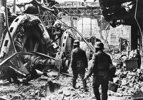 Немецкие солдаты идут по руинам газогенераторной станции в фабричном районе Сталинграда, 1942 год.