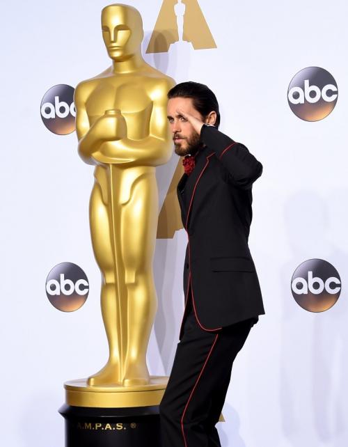 10 знаменитых актеров, которые выглядят моложе своих лет