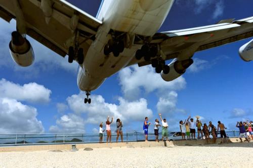 Самый экстремальный пляж в мире собирает туристов со всего мира