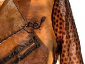 Британский дизайнер шьет одежду из бактерий