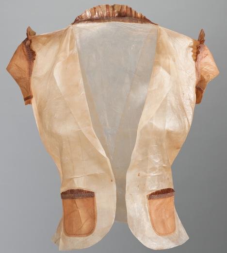 Британский дизайнер шьет одежду из бактерий