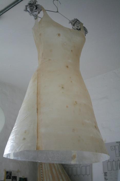 Британский дизайнер шьет одежду из бактерий