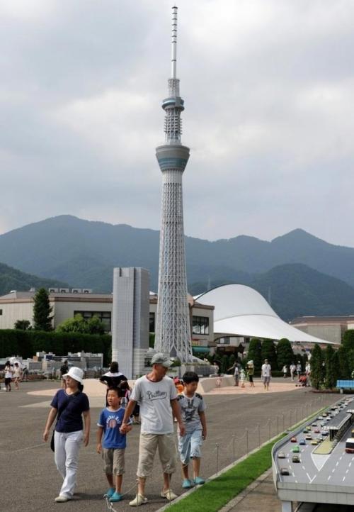 Самые знаменитые строения в масштабе 1:25