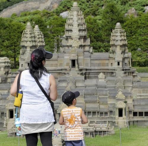 Самые знаменитые строения в масштабе 1:25