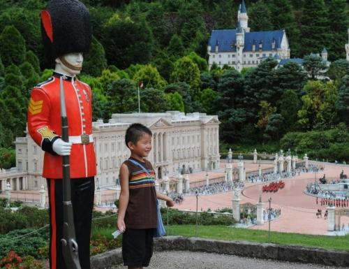 Самые знаменитые строения в масштабе 1:25