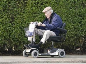 Легендарный грабитель 20 века рассекает на скутере