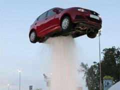 Фонтан в Риме удерживает автомобиль