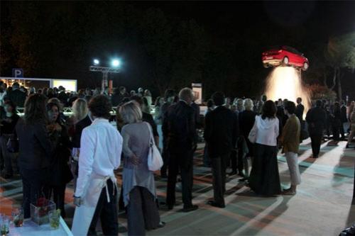 Фонтан в Риме удерживает автомобиль