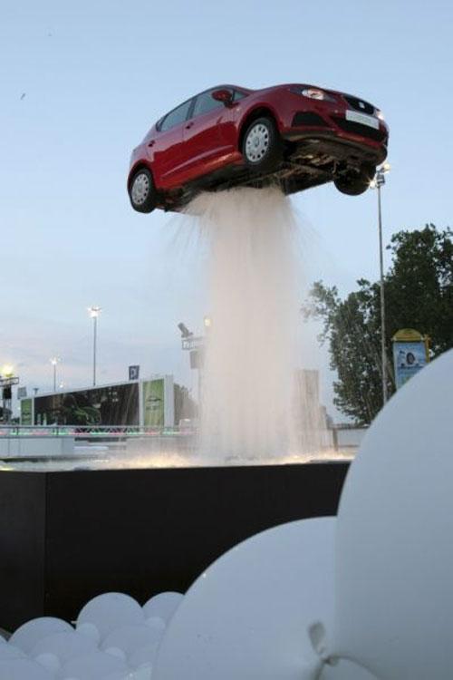 Фонтан в Риме удерживает автомобиль