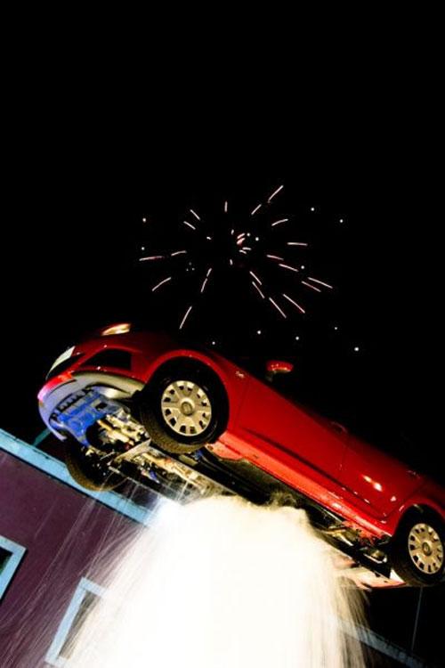 Фонтан в Риме удерживает автомобиль