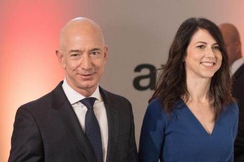 Звездные пары, которые расстались в этом году